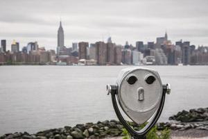 binoculares y horizonte de manhattan de la ciudad de nueva york foto