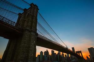 horizonte de manhattan con puente de brooklyn foto