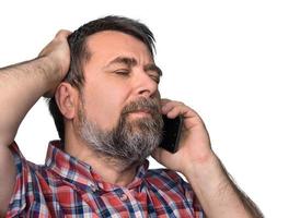 hombre de mediana edad habla por teléfono móvil foto