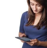 mujer joven leyendo un libro electrónico foto