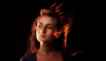 mujer con el pelo al viento foto