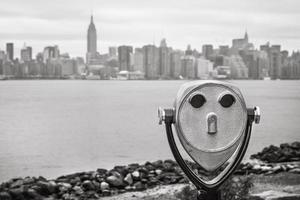 binoculares y horizonte de manhattan de la ciudad de nueva york foto