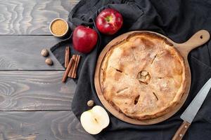 tarta de manzana casera con manzanas rojas frescas foto