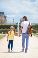 familia en ciudad europea, parís, francia. concepto de vacaciones, viajes y personas de verano francés. foto