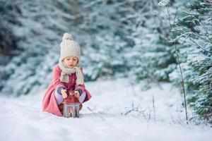 vista trasera de una chica adorable con linterna en Navidad al aire libre foto