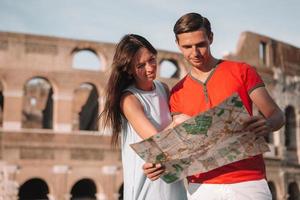 familia feliz en europa. pareja romántica en roma sobre el fondo del coliseo foto