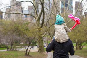 padre joven e hija pequeña para dar un paseo en central park