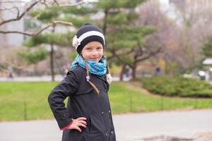 adorable niña con globo en central park en la ciudad de nueva york foto