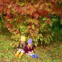 dos adorables chicas al aire libre en el bosque de otoño foto