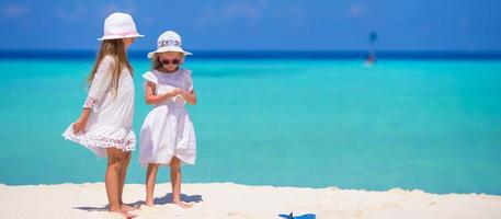 adorables niñas divirtiéndose durante las vacaciones en la playa foto