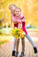 niña feliz al aire libre en un cálido día de otoño. niños en otoño foto