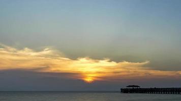 zonsondergang Bij natai strand, phang nga. tam ronde, zonsondergang tijd. oranje lucht, bewolkt lucht video