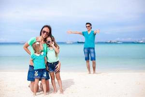 familia feliz de cuatro durante las vacaciones de verano foto