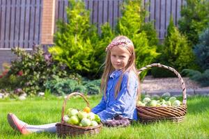 niña con cestas llenas de tomates foto