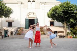 las niñas adorables y la madre joven se divierten foto