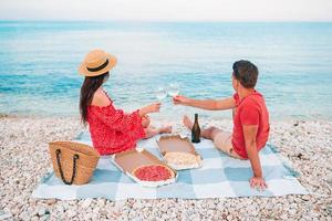 familia haciendo un picnic en la playa foto