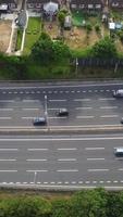 imágenes aéreas de la ciudad y las carreteras británicas. imágenes de la cámara del dron desde un ángulo alto. ciudad de luton de inglaterra y autopistas con tráfico video