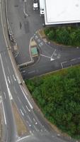 images aériennes de la ville et des routes britanniques. les images de la caméra du drone sous un angle élevé. ville de luton en angleterre et autoroutes avec trafic video