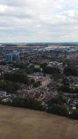 Luftaufnahmen von britischen Städten und Straßen. Kameraaufnahmen der Drohne aus einem hohen Winkel. luton city of england und autobahnen mit verkehr video