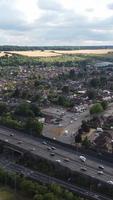 imágenes aéreas de la ciudad y las carreteras británicas. imágenes de la cámara del dron desde un ángulo alto. ciudad de luton de inglaterra y autopistas con tráfico video