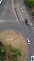 imágenes aéreas de la ciudad y las carreteras británicas. imágenes de la cámara del dron desde un ángulo alto. ciudad de luton de inglaterra y autopistas con tráfico video