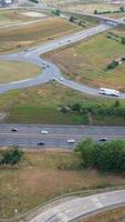 imágenes aéreas de la ciudad y las carreteras británicas. imágenes de la cámara del dron desde un ángulo alto. ciudad de luton de inglaterra y autopistas con tráfico video