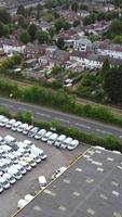 imágenes aéreas de la ciudad y las carreteras británicas. imágenes de la cámara del dron desde un ángulo alto. ciudad de luton de inglaterra y autopistas con tráfico video
