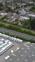 aereo metraggio di Britannico città e strade. di droni telecamera metraggio a partire dal alto angolo. luton città di Inghilterra e autostrade con traffico video