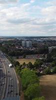 aereo metraggio di Britannico città e strade. di droni telecamera metraggio a partire dal alto angolo. luton città di Inghilterra e autostrade con traffico video