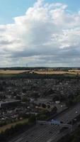 images aériennes de la ville et des routes britanniques. les images de la caméra du drone sous un angle élevé. ville de luton en angleterre et autoroutes avec trafic video