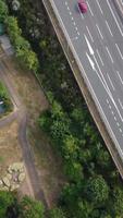 imágenes aéreas de la ciudad y las carreteras británicas. imágenes de la cámara del dron desde un ángulo alto. ciudad de luton de inglaterra y autopistas con tráfico video