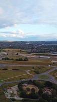 antenn antal fot av brittiskt stad och vägar. drönare kamera antal fot från hög vinkel. luton stad av England och motorvägar med trafik video