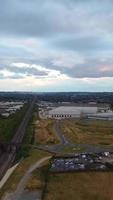 imágenes aéreas de la ciudad y las carreteras británicas. imágenes de la cámara del dron desde un ángulo alto. ciudad de luton de inglaterra y autopistas con tráfico video