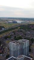 imágenes aéreas de la ciudad y las carreteras británicas. imágenes de la cámara del dron desde un ángulo alto. ciudad de luton de inglaterra y autopistas con tráfico video