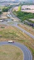 imágenes aéreas de la ciudad y las carreteras británicas. imágenes de la cámara del dron desde un ángulo alto. ciudad de luton de inglaterra y autopistas con tráfico video