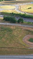 vue aérienne des routes britanniques et du trafic traversant la ville. images de la caméra du drone en style vertical et portrait video