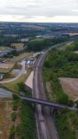 vista aérea de las carreteras británicas y el tráfico que pasa por la ciudad. imágenes de la cámara del dron en estilo vertical y vertical video