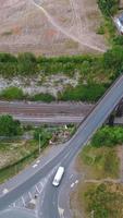 antenn se av brittiskt vägar och trafik godkänd genom stad. drönare kamera antal fot i vertikal och porträtt stil video