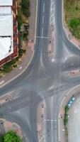 images aériennes de la ville et des routes britanniques. les images de la caméra du drone sous un angle élevé. ville de luton en angleterre et autoroutes avec trafic video