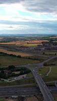 vista aérea de estradas britânicas e tráfego passando pela cidade. filmagem da câmera do drone no estilo vertical e retrato video