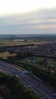 imágenes aéreas de la ciudad y las carreteras británicas. imágenes de la cámara del dron desde un ángulo alto. ciudad de luton de inglaterra y autopistas con tráfico video