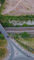 antenne visie van Brits wegen en verkeer voorbijgaan door stad. drone's camera beeldmateriaal in verticaal en portret stijl video