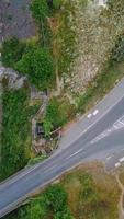 vista aérea de las carreteras británicas y el tráfico que pasa por la ciudad. imágenes de la cámara del dron en estilo vertical y vertical video