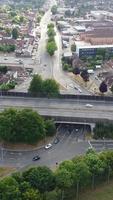 vista aérea de las carreteras británicas y el tráfico que pasa por la ciudad. imágenes de la cámara del dron en estilo vertical y vertical video