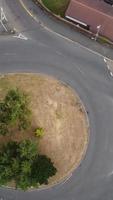 vista aérea de estradas britânicas e tráfego passando pela cidade. filmagem da câmera do drone no estilo vertical e retrato video