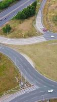 aereo Visualizza di Britannico strade e traffico passaggio attraverso città. di droni telecamera metraggio nel verticale e ritratto stile video