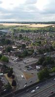 luftaufnahme der britischen straßen und des verkehrs durch die stadt. Kameraaufnahmen der Drohne im Hoch- und Hochformat video