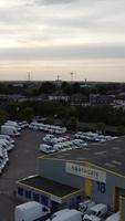 vue aérienne des routes britanniques et du trafic traversant la ville. images de la caméra du drone en style vertical et portrait video