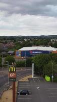 aereo Visualizza di Britannico strade e traffico passaggio attraverso città. di droni telecamera metraggio nel verticale e ritratto stile video