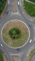 vista aérea de estradas britânicas e tráfego passando pela cidade. filmagem da câmera do drone no estilo vertical e retrato video